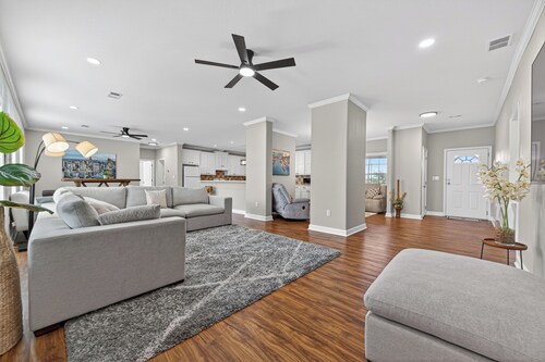 Luxurious Farm Stay Near Houston  -  5BR Gated Acreage