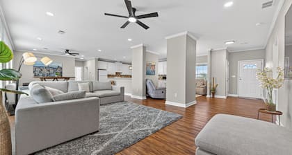 Luxurious Farm Stay Near Houston - 5BR Gated Acreage