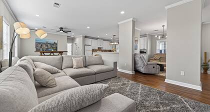 Luxurious Farm Stay Near Houston - 5BR Gated Acreage