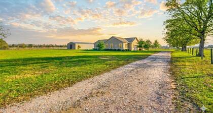 Luxurious Farm Stay Near Houston - 5BR Gated Acreage