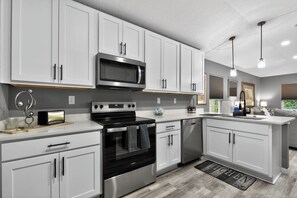 Microwave, oven, stovetop, dishwasher - Welcome Home! 2-bedroom house in lovely St. Augustine with cool AC (St. Augustine)