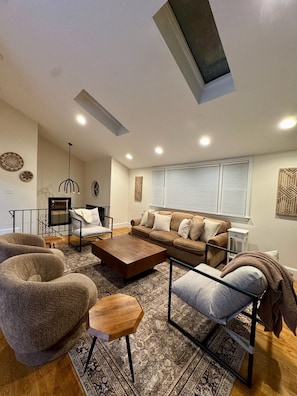 TV, fireplace