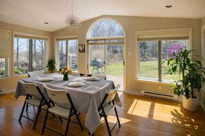 Dining - Large 3BR Suite/Garden & Ocean View/Parking/12 Min DT (Halifax)