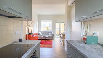 Frigorifero, forno, piano cottura, lavastoviglie
