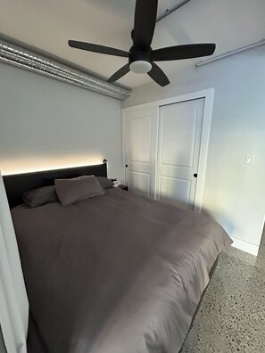 Room - Modern Downtown apartment w/balcony (Vancouver)