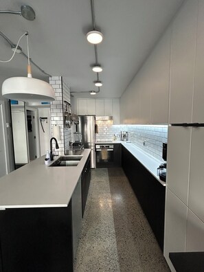 Private kitchen - Modern Downtown apartment w/balcony (Vancouver)