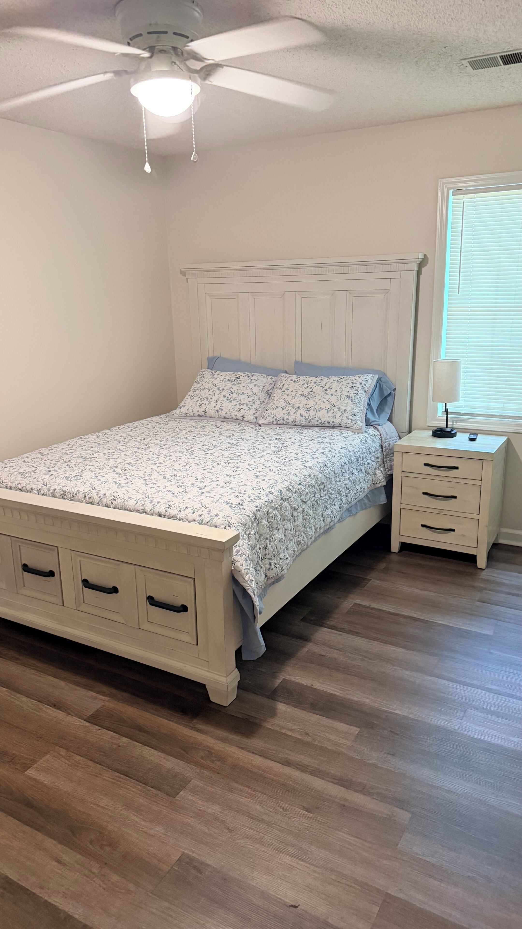 Tabla de planchar con plancha, wifi y ropa de cama 