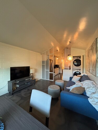 Private Cottage - ASU -  Free Shared Bikes - Pets OK