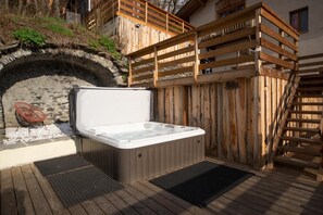 Outdoor spa tub - CHALET MAISON CARAMEL (LANDRY)
