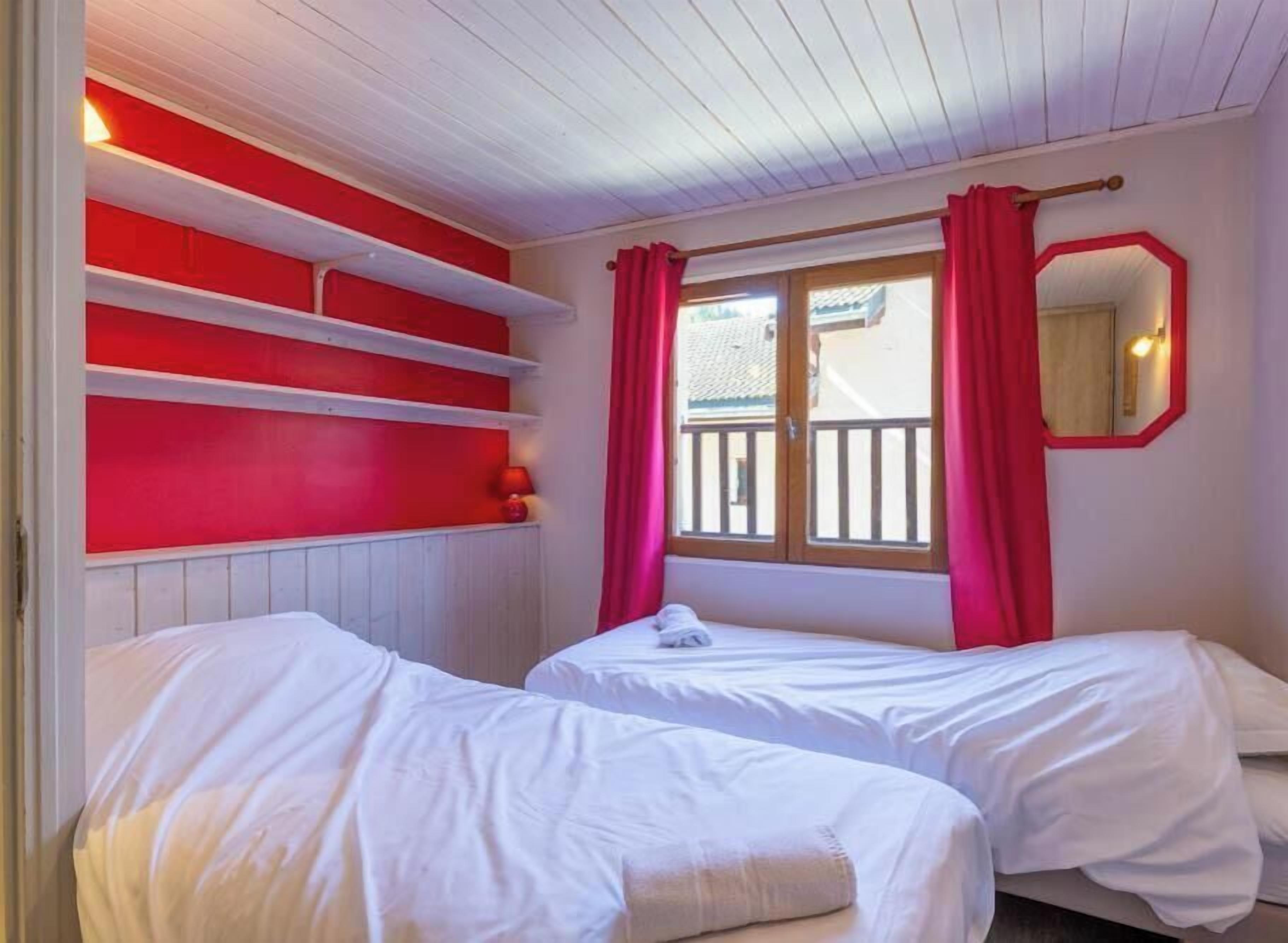 Iron/ironing board, travel cot, free WiFi, bed sheets
