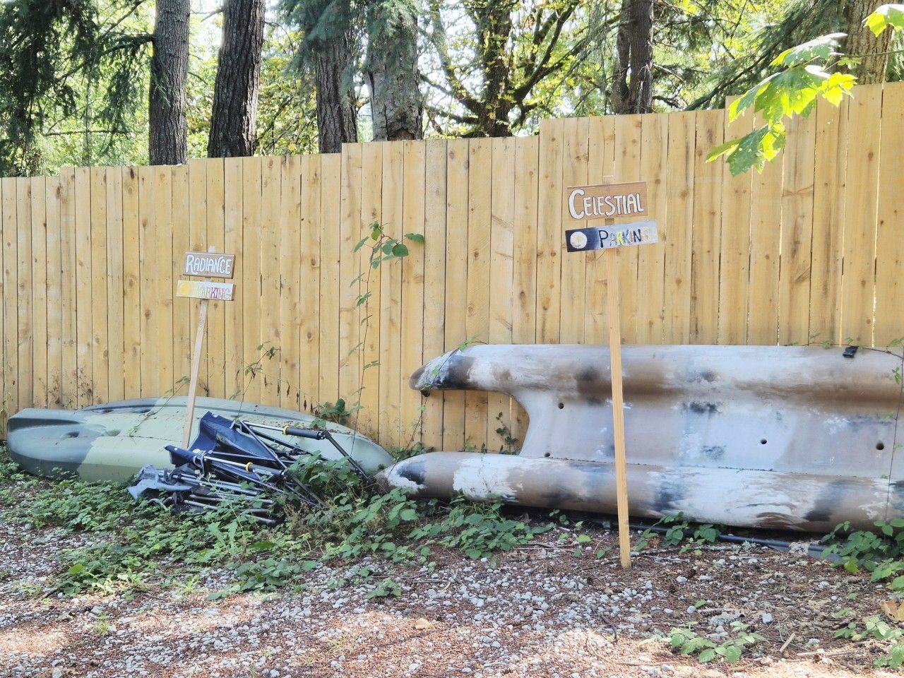 Une clôture en bois sur laquelle est accrochée une pancarte indiquant : « Parc céleste ».