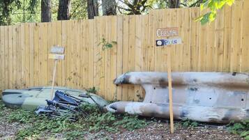 Une clôture en bois sur laquelle est accrochée une pancarte indiquant : « Parc céleste ».