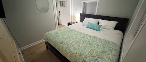 Tabla de planchar con plancha, wifi y ropa de cama