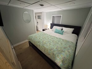 Een strijkplank/strijkijzer, wifi, beddengoed
