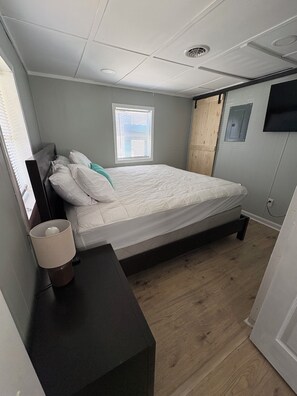 Iron/ironing board, WiFi, bed sheets - New for 2026 
Cozy 2-bedroom dog friendly house sleeping 5 in Ocean Lakes (Myrtle Beach)
