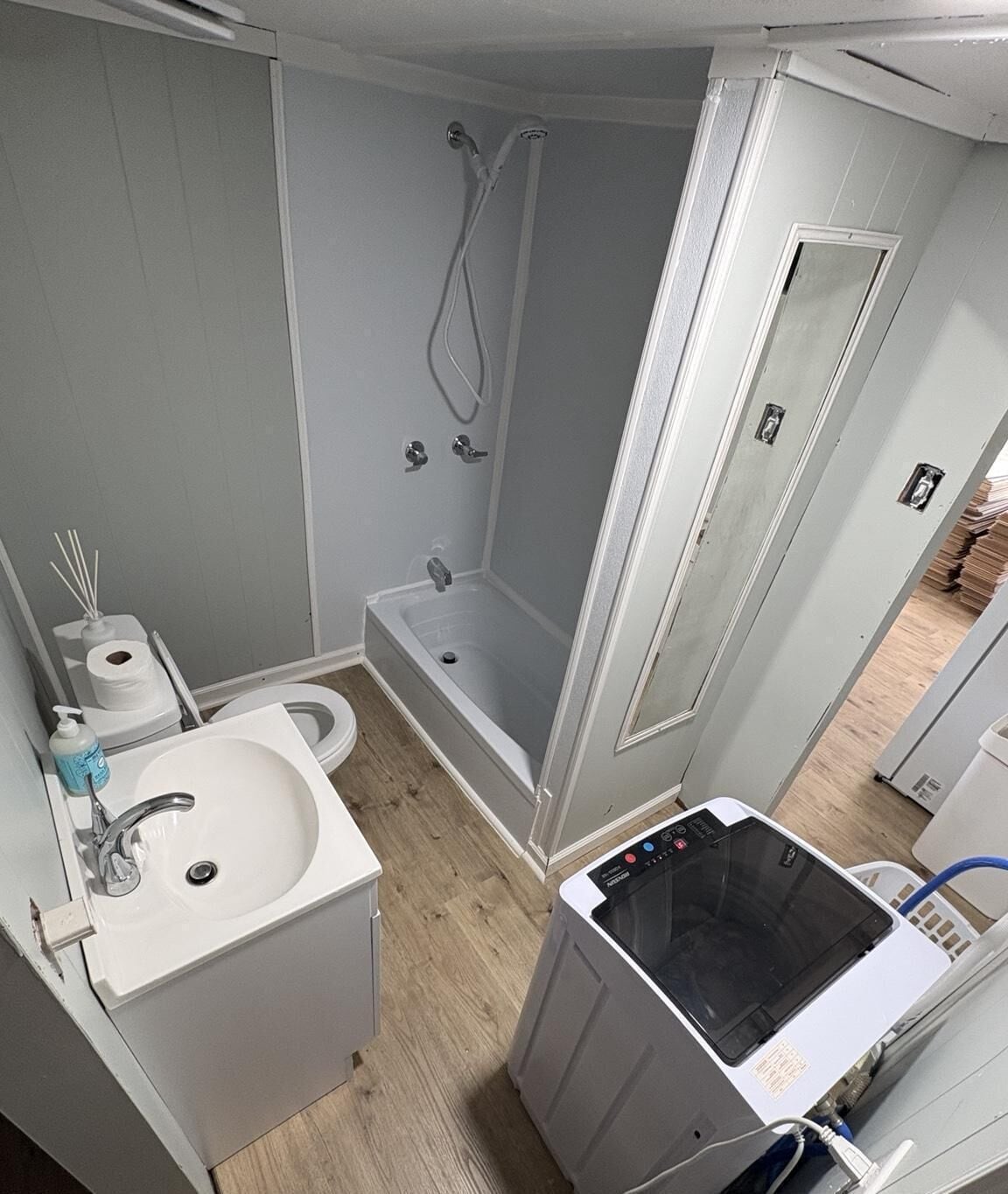 Haartrockner, Handtücher, Toilettenpapier
