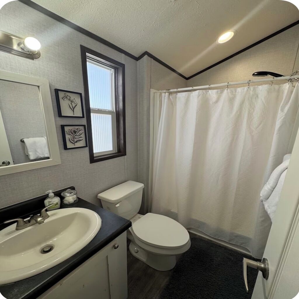 Douche, serviettes fournies, papier toilette