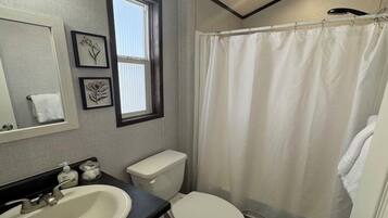 Douche, serviettes fournies, papier toilette