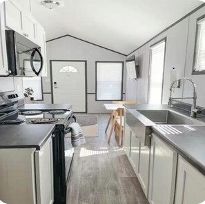 Private kitchen - Modern Tiny Home near Fort Huachuca (Sierra Vista)