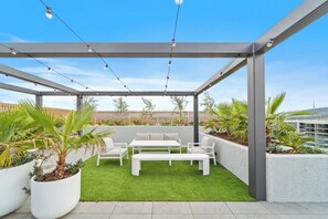 Outdoor dining - Sunlit 2BR Apartment | 7 minutes to Tram | Parking (Dickson)