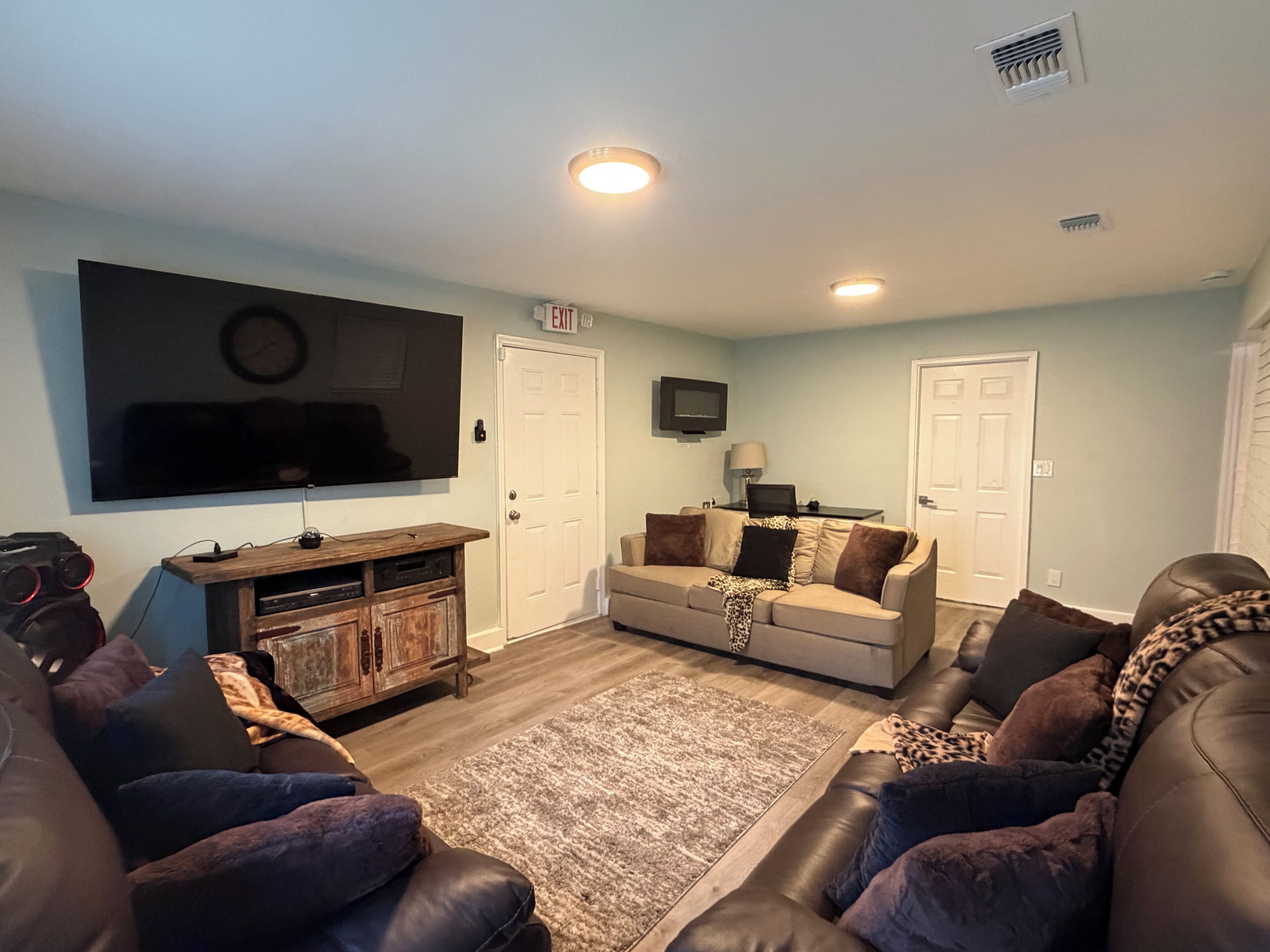 Smart TV, fireplace, stereo, computer monitors
