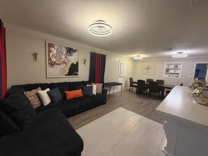 Living area - Cozy and peaceful home (Albany)