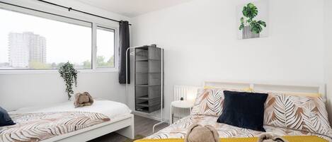 Desk, WiFi, bed sheets