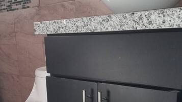 House, 1 Bedroom | Bilik Mandi