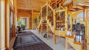 Un intérieur en bois avec un escalier, un tapis et un canapé.