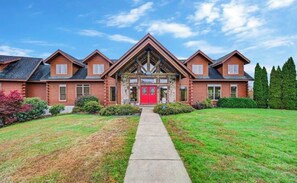 Exterior - Grand Log Cabin • Sleeps 16+ • Game Room • Elk MTN • Outdoor Games • Grand room (Lenoxville)