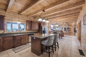 Private kitchen - Grand Log Cabin • Sleeps 16+ • Game Room • Elk MTN • Outdoor Games • Grand room (Lenoxville)