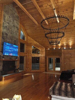 Living area - Grand Log Cabin • Sleeps 16+ • Game Room • Elk MTN • Outdoor Games • Grand room (Lenoxville)