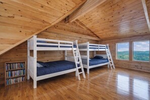 Room - Grand Log Cabin • Sleeps 16+ • Game Room • Elk MTN • Outdoor Games • Grand room (Lenoxville)