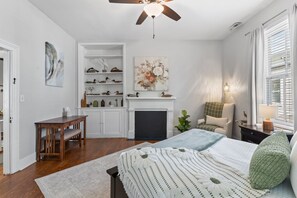 3 bedrooms, desk, iron/ironing board, free WiFi - Live Oak Suite • Downtown & Historic • 4-minute Walk to Riverwalk • VIP Parking (Wilmington)
