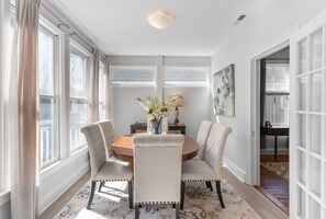 Dining - Live Oak Suite • Downtown & Historic • 4-minute Walk to Riverwalk • VIP Parking (Wilmington)