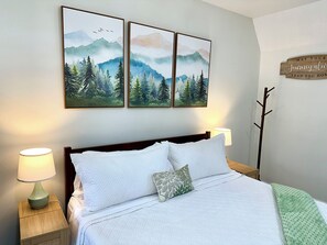 1 bedroom, iron/ironing board, WiFi, bed sheets - Romantic King Bed, Heart Shaped Hot Tub, Fire Pit (Zaleski)
