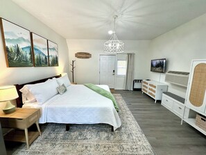 1 bedroom, iron/ironing board, WiFi, bed sheets - Romantic King Bed, Heart Shaped Hot Tub, Fire Pit (Zaleski)