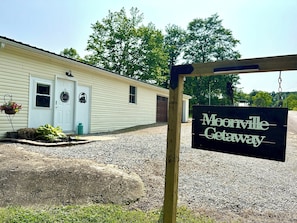 Um motel com uma placa que diz 'Monville Getaway'.
