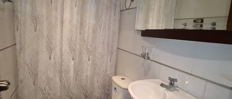 Serviettes fournies, savon, papier de toilette
