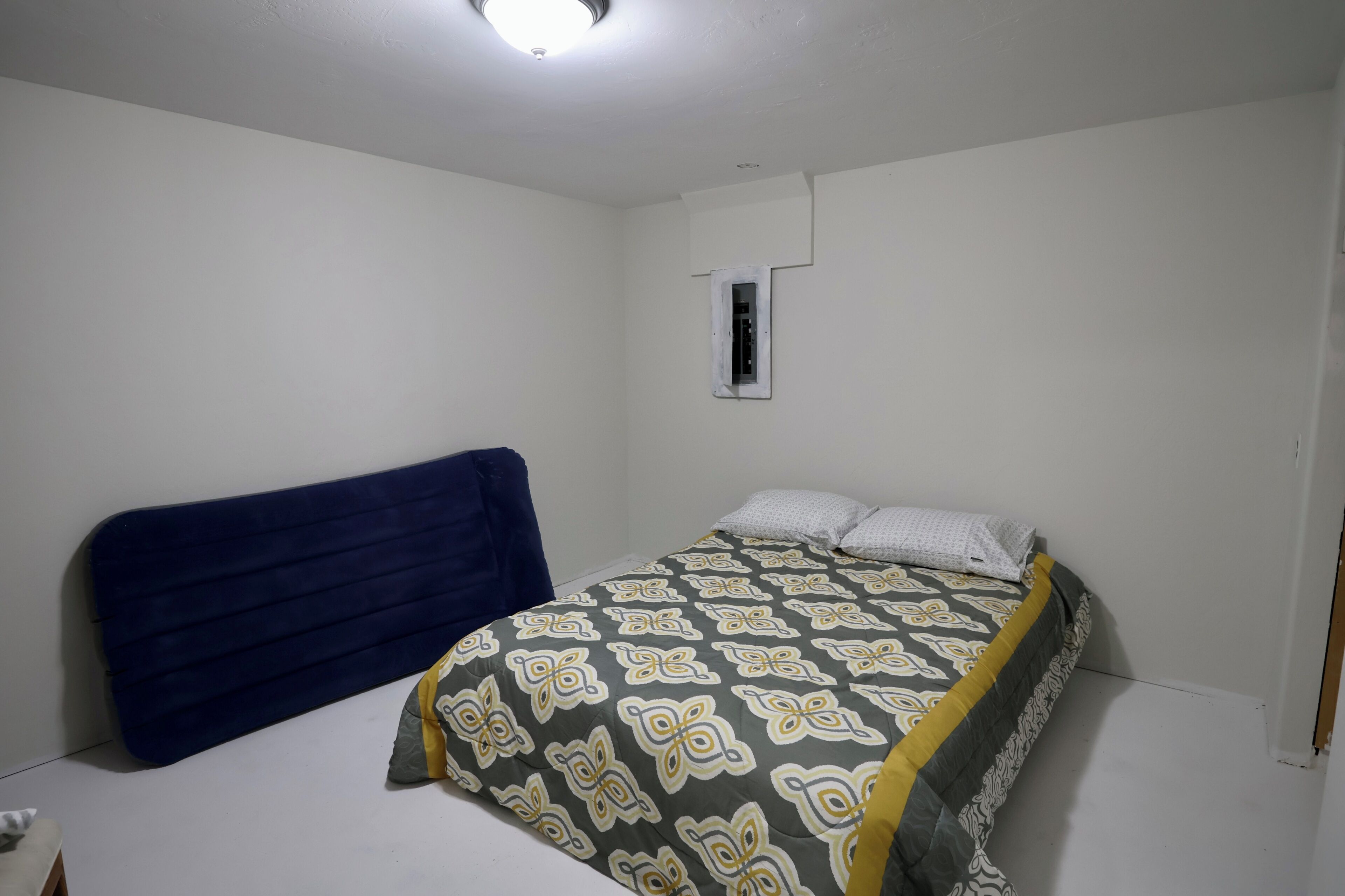 WiFi, bed sheets