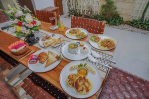 Free daily cooked-to-order breakfast - Oka's Guest House 2 Batu Bolong (Canggu)