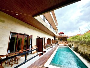 Outdoor pool - Oka's Guest House 2 Batu Bolong (Canggu)