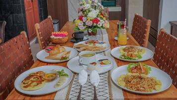 Termasuk sarapan pesanan masak setiap hari