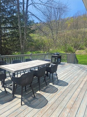 Outdoor dining - Lumen Roscoe: Lux Riverfront Escape w/ firepit lounge (Roscoe)