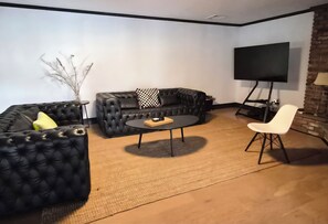 Living area - Lumen Roscoe: Lux Riverfront Escape w/ firepit lounge (Roscoe)