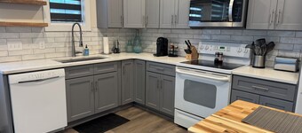 New! Cozy Cottage centrally located close to UNCW, Wrightsville Beach & Downtown