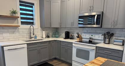 New! Cozy Cottage close to UNCW & Wrightsville Beach