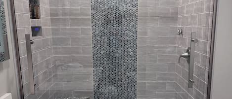 Douche, séchoir à cheveux, serviettes fournies, savon