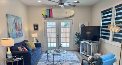 Cozy Cottage located close to UNCW, Wrightsville Bch, Downtown & ILM airport.