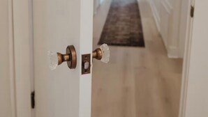 A hallway with a door, a carpeted floor, and a ceiling light. - Bagby Bunkhouse • Beautiful Cottage 7 minutes from Baylor and Magnolia • Pond (Waco)